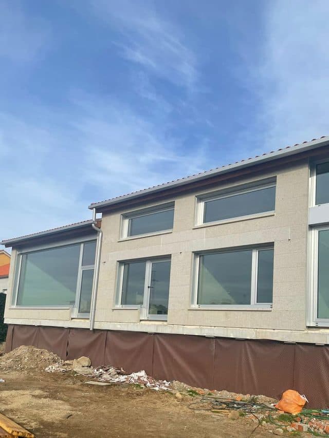 Detalle de cerramiento de aluminio cuidado al detalle en Vilanova de Arousa